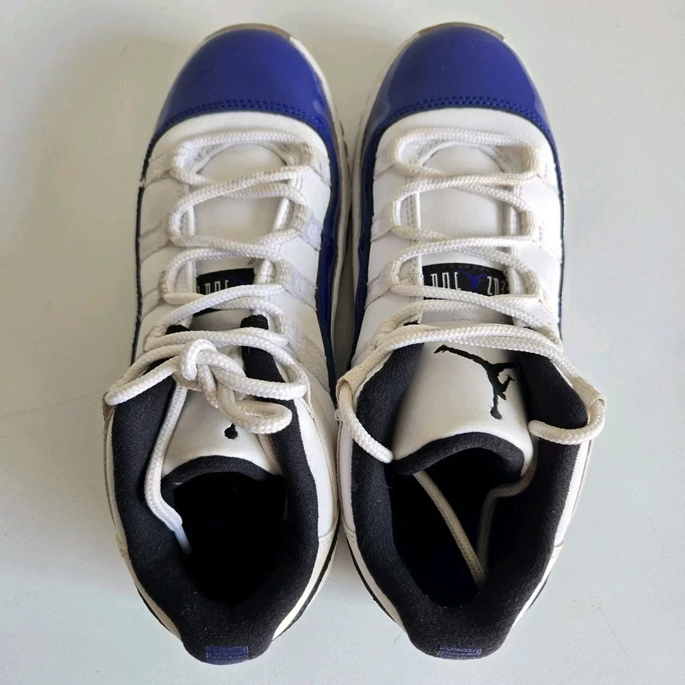 Nike Air Jordan 11 Low Retro White Blue Concord 580522-100 Boys Youth‎ Size 2Y